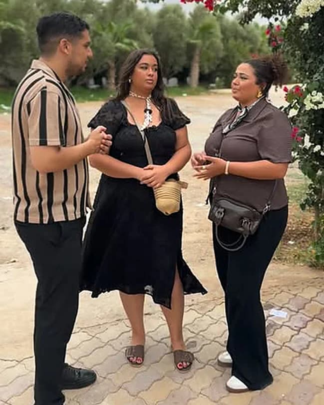 محمد المنتصر أثناء روبورتاج ميداني مع سيدتين
