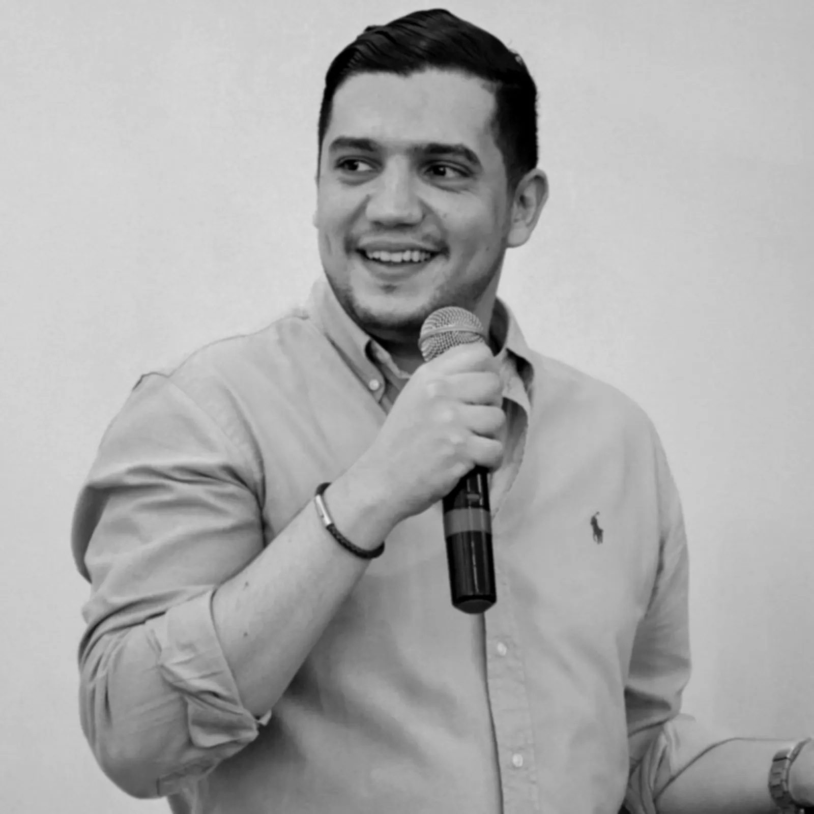 محمد المنتصر وبيده الميكروفون